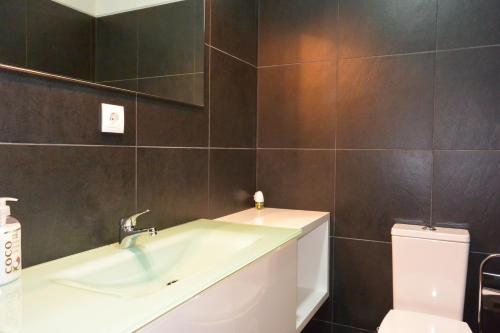 y baño con lavabo y aseo. en Júlio Dinis Flat, by Flat in Porto, en Oporto