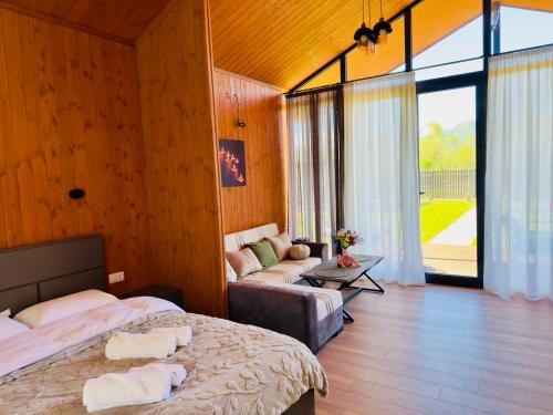 ein Schlafzimmer mit einem Bett und einer Couch in der Unterkunft Tianuli in Tushurebi
