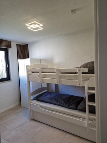 a room with two bunk beds in a room at Ferienhaus Holstein in Butjadingen