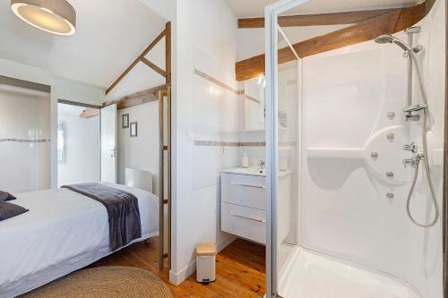 a bedroom with a shower and a bed and a bathroom at Aux Charmes D'antan - Chambre in Sevremont