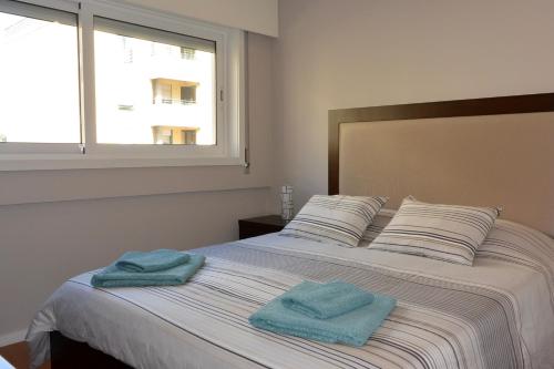 ポルトにあるJúlio Dinis Flat, by Flat in Portoのベッドルーム1室(ベッド1台、タオル2枚付)