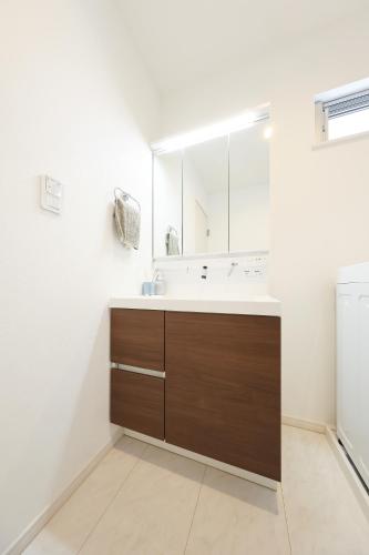 a bathroom with a sink and a mirror at 天空山 in Kawagoe