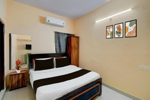 a bedroom with a large bed in a room at Super Hotel O Bharat Institute of Engineering Hyderabad Formerly Blue Petals in Hyderabad
