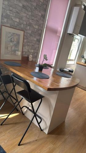 a kitchen with a table with a plant on it at 2Bedroom City Centre Cozy Flat in Cambridge