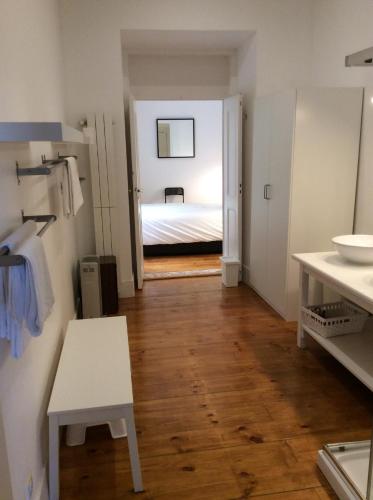 Tempat tidur dalam kamar di Castle Apartment