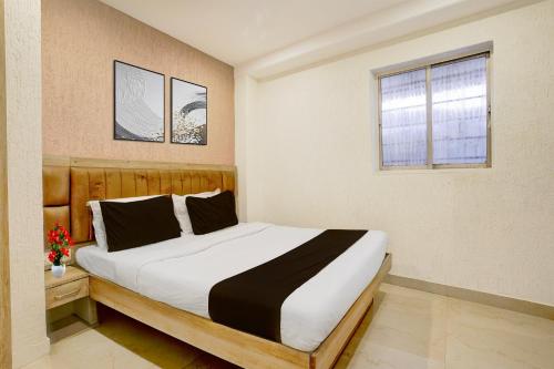 a bedroom with a large bed in a room at Collection O Crawford Market Formerly Al Ibrahim Hotel in Mumbai