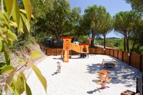 um parque infantil com um equipamento de brincar na areia em Domaine de Verdagne em Gassin