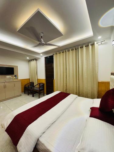 a bedroom with a large bed in a room at Green tree house in Dharmsāla