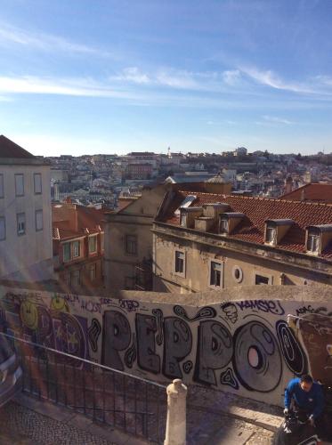 Pemandangan umum bagi Lisbon atau pemandangan bandar yang diambil dari apartmen