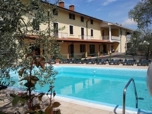 una gran piscina frente a una casa en Hotel La Rama, en Lazise