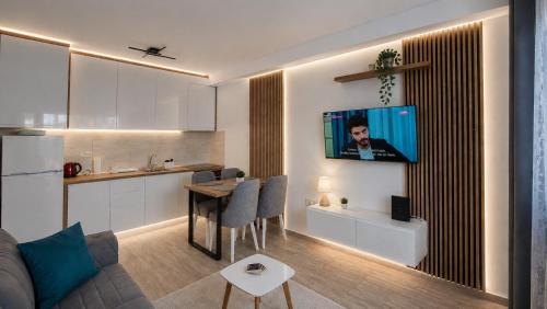 a living room with a couch and a table and a kitchen at Apartman Centar Paracin in Paraćin