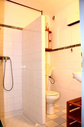 une salle de bain avec toilettes et lavabo dans l'établissement Chambre d'Hôtes la Poterie, à Caunes-Minervois