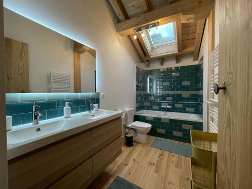 a bathroom with a sink and a tub and a toilet at Artekoborda in Souraïde