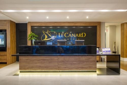 un hall d'un hôtel avec une réception dans l'établissement Hotel Le Canard Lages, à Lages