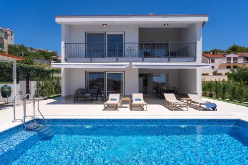 New! Seaview Villa Mare: Your Perfect Coastal Getaway