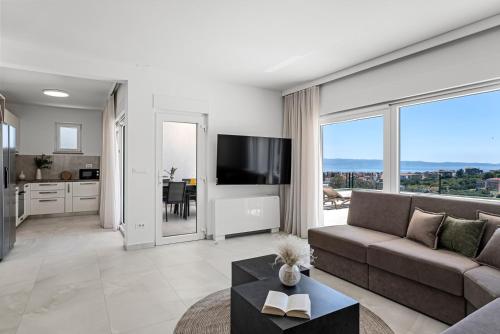 New! Seaview Villa Mare: Your Perfect Coastal Getaway