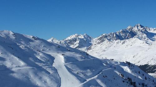a snow covered mountain with mountains in the background at Ferienwohnung Petter in See