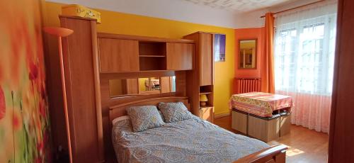 a bedroom with a bunk bed in a room at Métro - Sac à dos - Dodo Chez Léontine 2 chambres Parking Wifi in Colombes