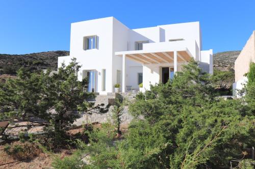 a white house on the hill with trees at Villa Kairos in Angairiá