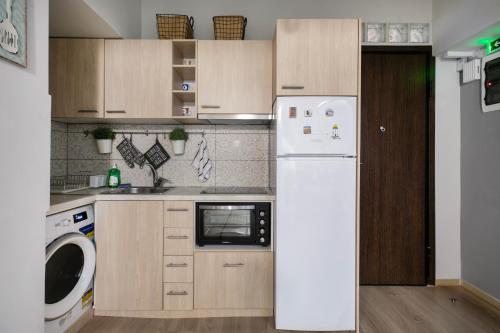 City Vibes - 2-BR Apartment with Garden & Backyard in Kolonaki