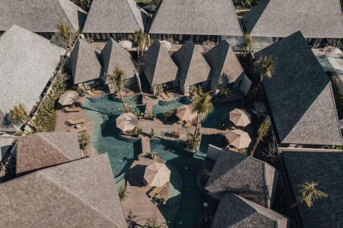 an overhead view of a swimming pool with umbrellas at MIZU Boutique Villas - Unique stay in Uluwatu in Uluwatu