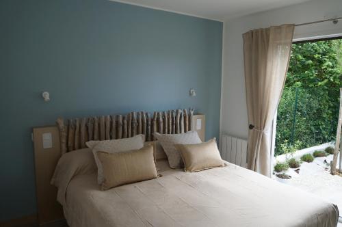 une chambre avec un grand lit avec une fenêtre dans l'établissement Vacation Home - Maison de vacances, à Saint-Xandre