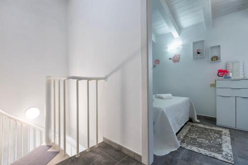a white room with a table in a room at Villa Angela in Nulvi