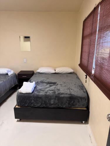 ein Schlafzimmer mit zwei Betten und einem Fenster in der Unterkunft Casa Avus in Tetelco