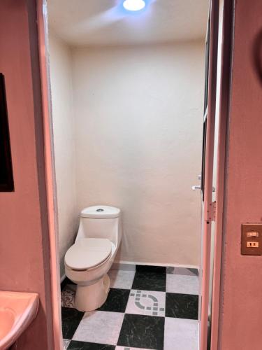 ein kleines Badezimmer mit Toilette und Waschbecken in der Unterkunft Casa Avus in Tetelco