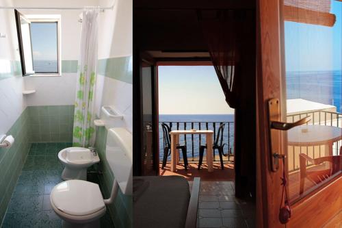 łazienka z toaletą oraz balkon z widokiem na ocean w obiekcie Hotel Residence Il Mulino w mieście Alicudi