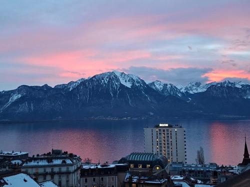Inspiration room, lake, mountains, balcony in Montreux city center