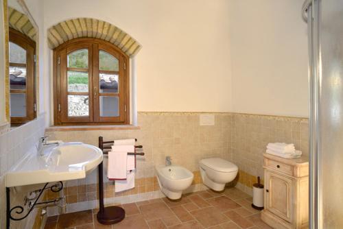 QuercetoにあるAgriturismo Val di Sterzaのバスルーム(洗面台、トイレ、シャワー付)