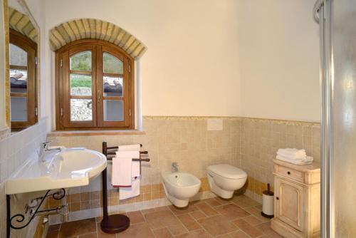 A bathroom at Agriturismo Val di Sterza