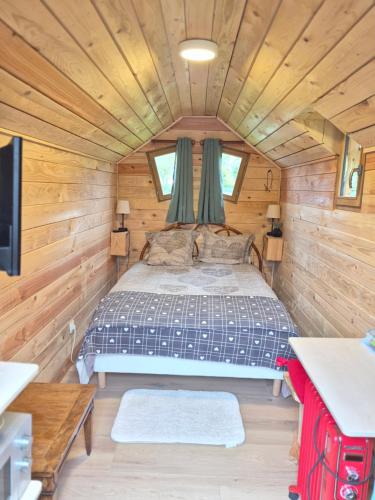 a bedroom in a tiny house with a bed at Le cocon de Lili et de Patrick in Draveil