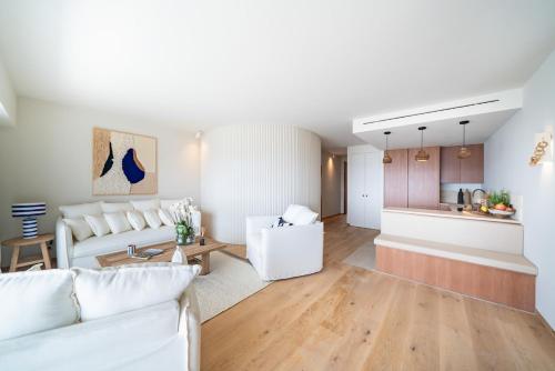 Beautiful renovated 2BR Sea View Palm Beach