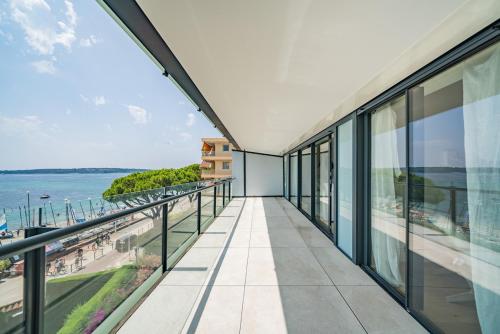 Beautiful renovated 2BR Sea View Palm Beach
