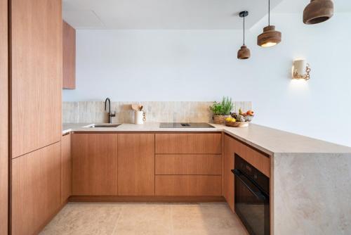 Beautiful renovated 2BR Sea View Palm Beach