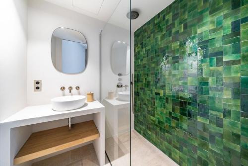 Beautiful renovated 2BR Sea View Palm Beach