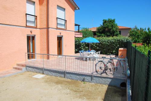 a bike parked next to a table with an umbrella at Appartamenti Margherita - Zona mare con clima e posti auto in Campo nell'Elba