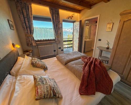 ein Schlafzimmer mit zwei Betten und einem großen Fenster in der Unterkunft Hotel Chacaril in Pila