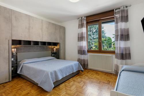 a bedroom with a bed and a window at Villa Giusy in Verdellino