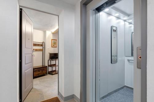 a hallway with a door leading to a bathroom at Maison Jaccod Apartments in Morgex