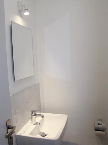 Ένα μπάνιο στο BNB near Brandenburg Gate - Rooms & Apartments