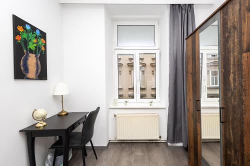 N14 Enjoy Apartments, AC ,quiet street, two bedrooms sleeps 6, very Spacey