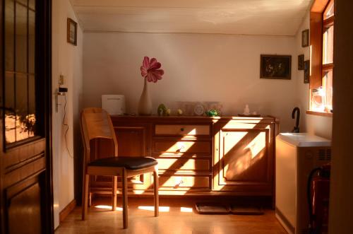 a kitchen with a desk with a chair and a flower at Ferienhaus.Winsen-Aller in Winsen