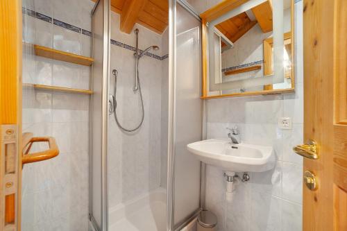 a bathroom with a shower and a sink at Lienelehof in Moso