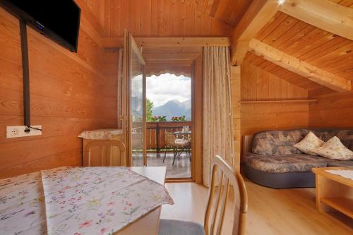 a room with a table and a couch and a balcony at Lienelehof in Moso