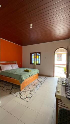 ein Schlafzimmer mit einem Bett und einer Holzdecke in der Unterkunft Skipper House in Ruteng