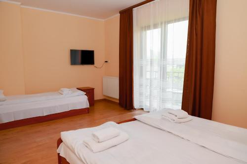a room with two beds and a large window at Sukhoviia in Yasinya