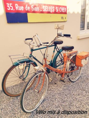 two bikes parked next to each other against a wall at Augrenierdelachaumine in Précy-sur-Oise